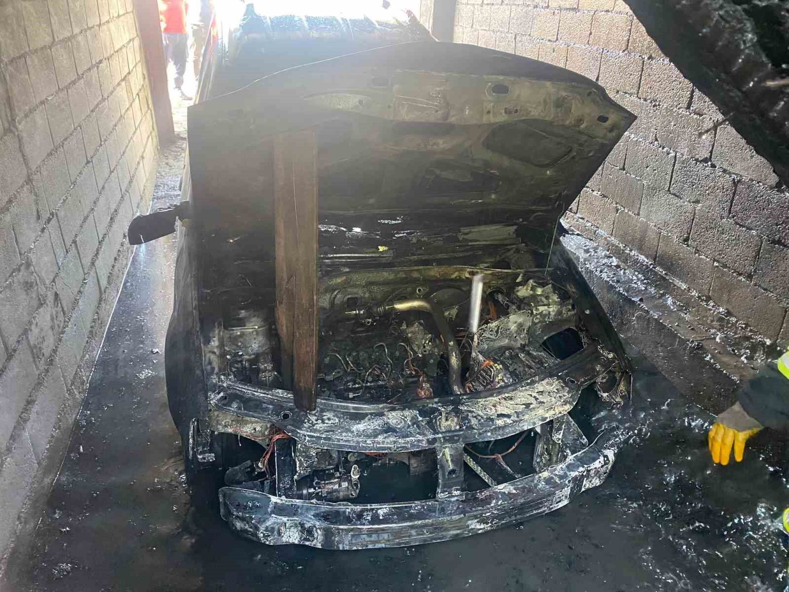 Erzincan’da park halindeki otomobil yandı