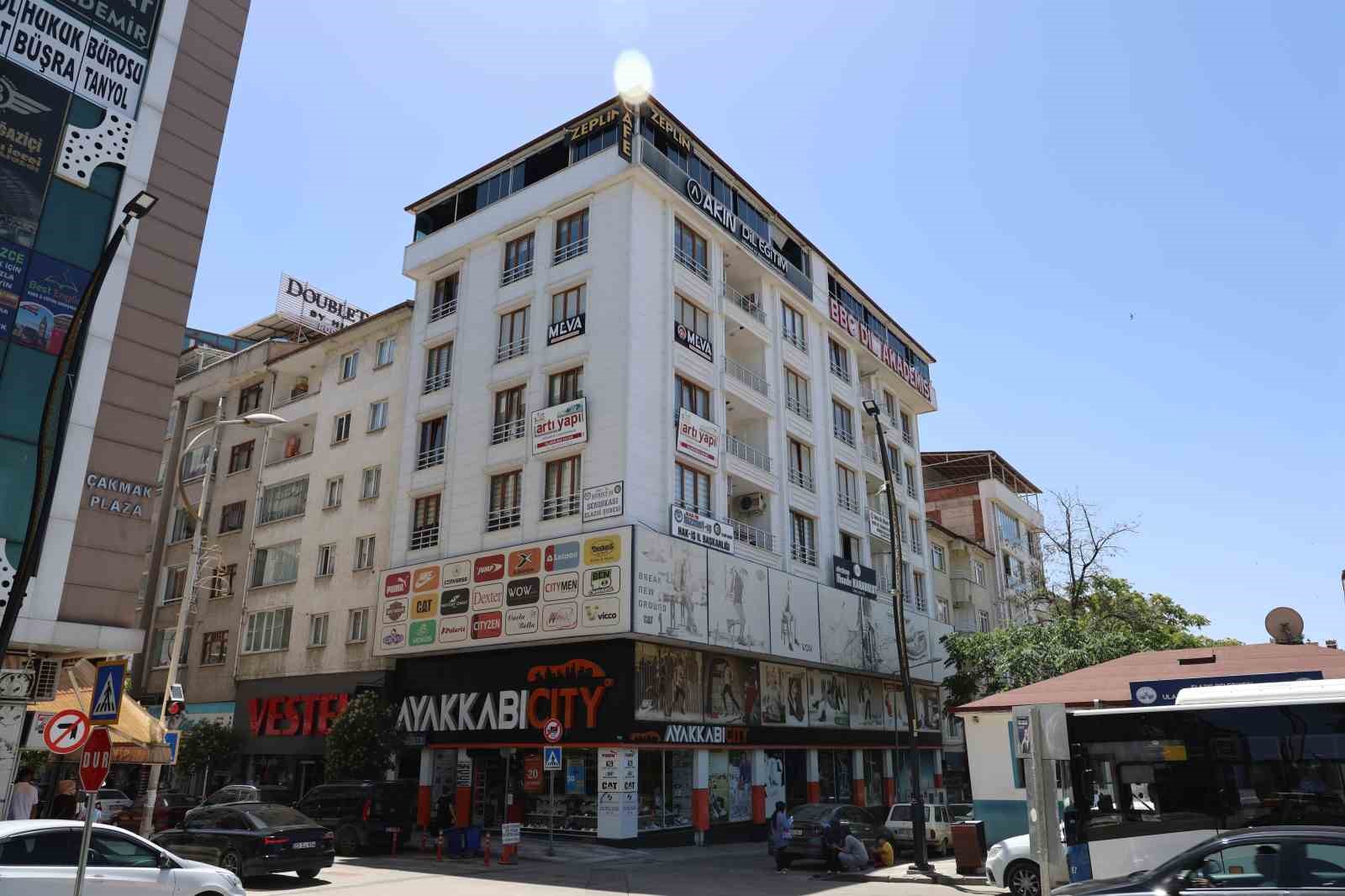 Önce kız arkadaşını öldürdü, ardından intihar etti