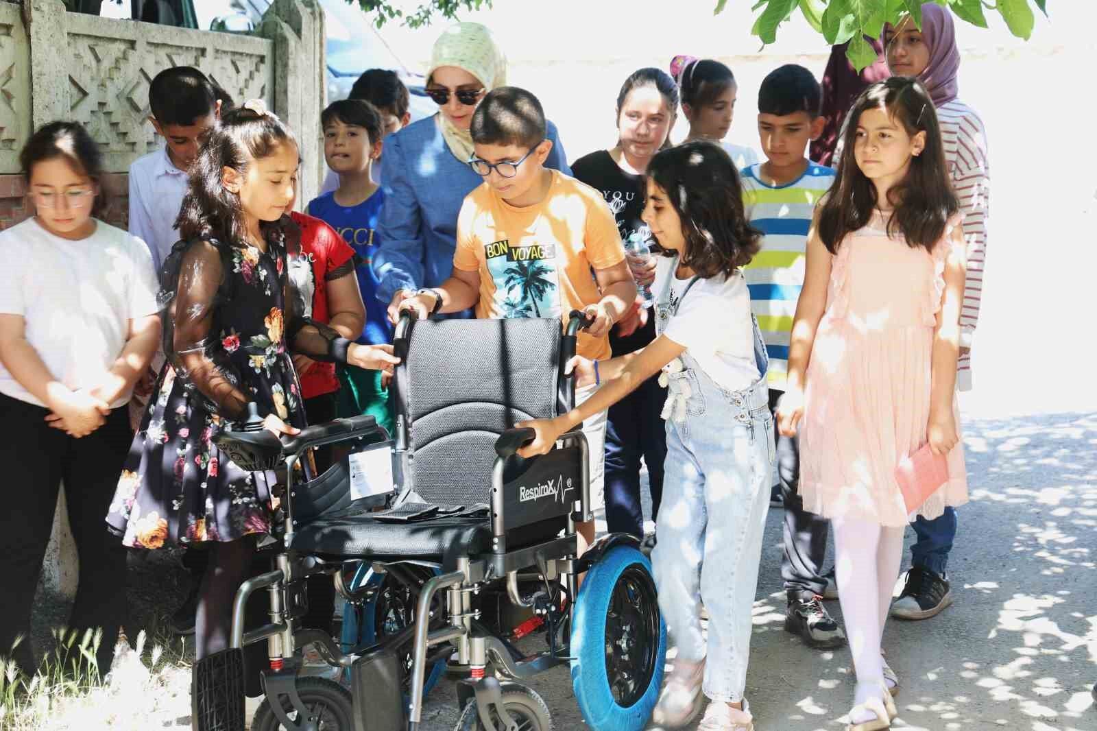 İlkokul öğrencilerinden anlamlı davranış: Mezuniyet balosu yerine arkadaşlarını sevindirdiler