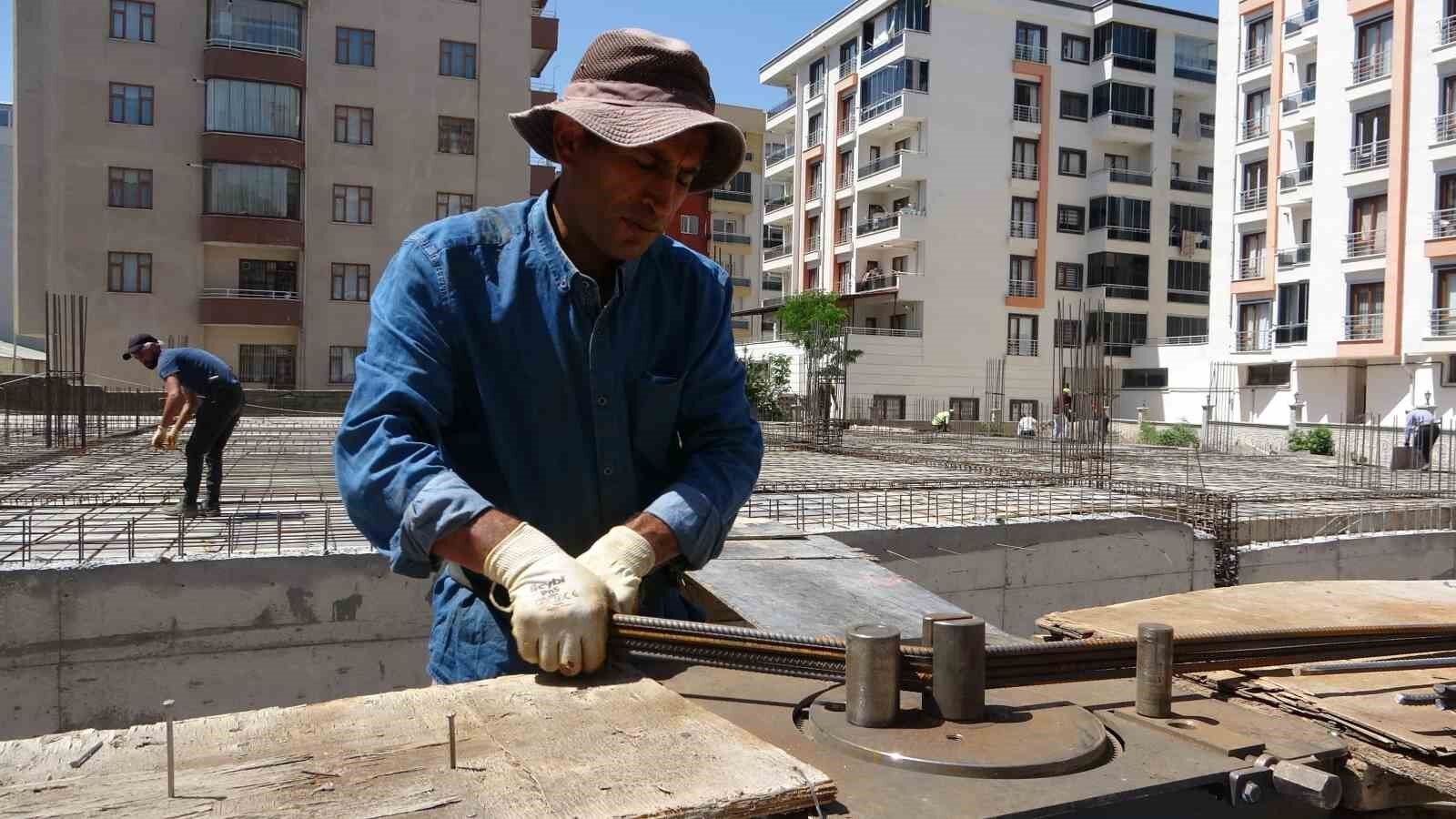 Van’da inşaat işçilerinin sıcaklarla mücadelesi başladı