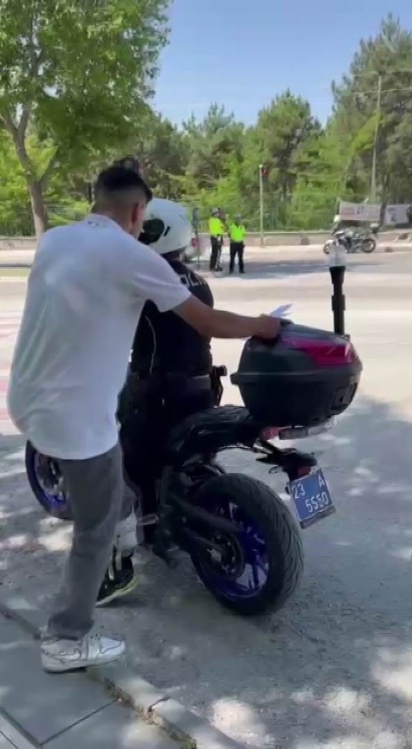 Üniversite sınavına geç kalanların yardımına polisler yetişti