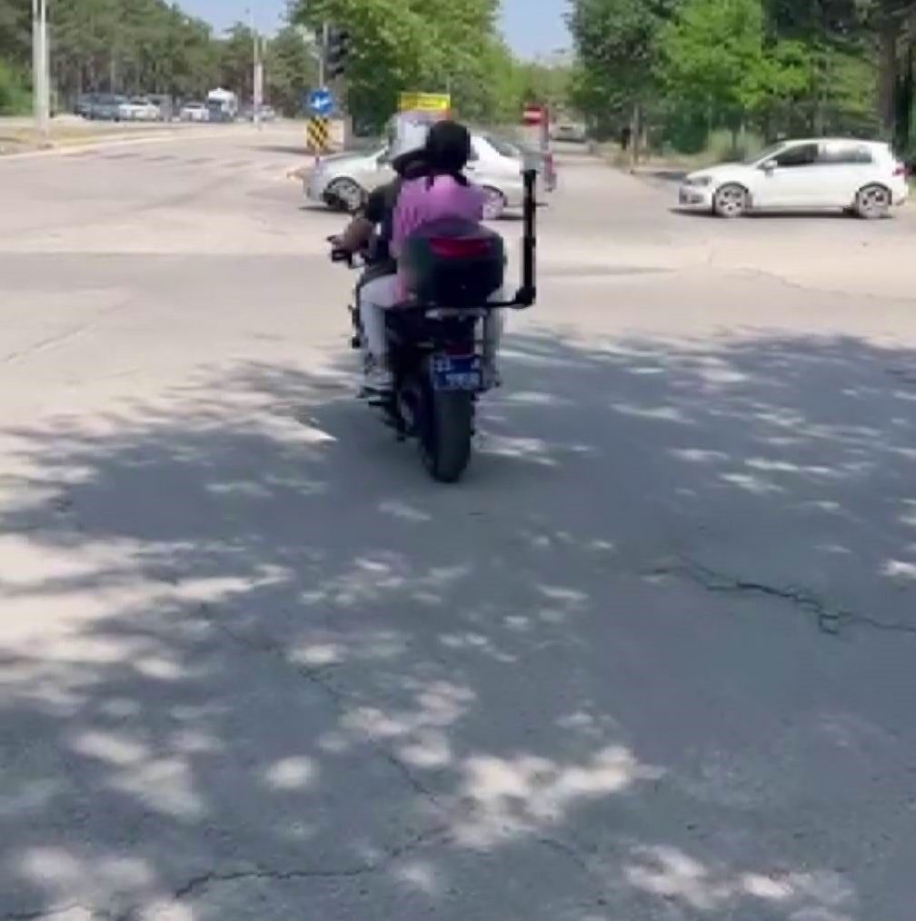 Üniversite sınavına geç kalanların yardımına polisler yetişti