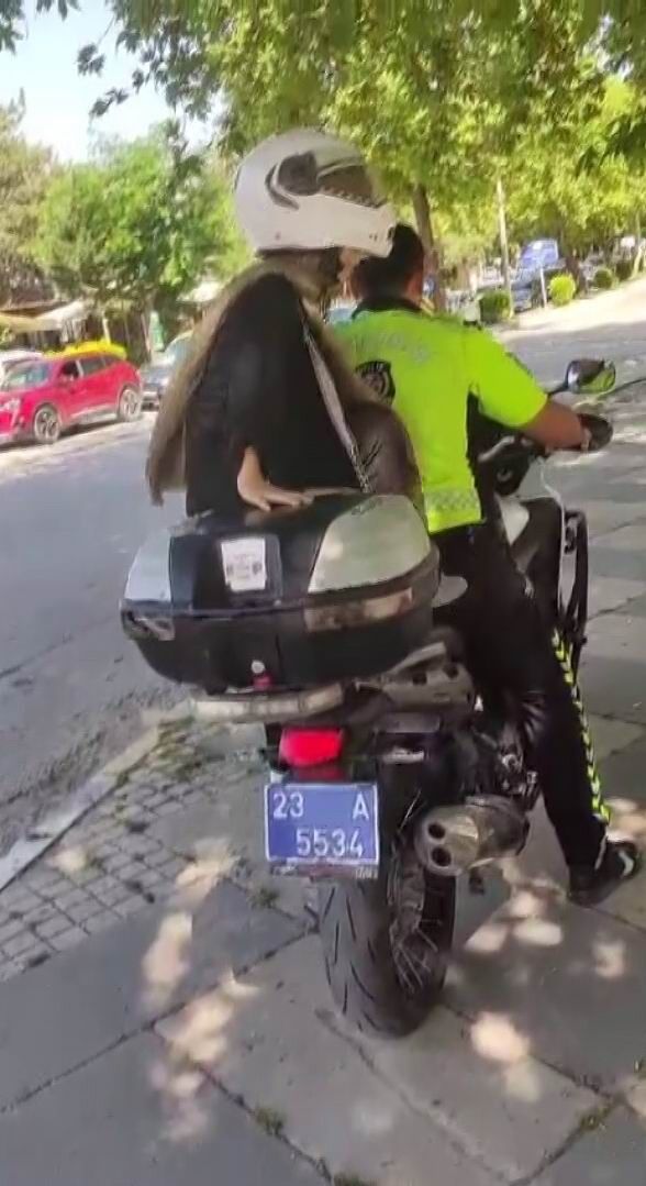 Üniversite sınavına geç kalanların yardımına polisler yetişti