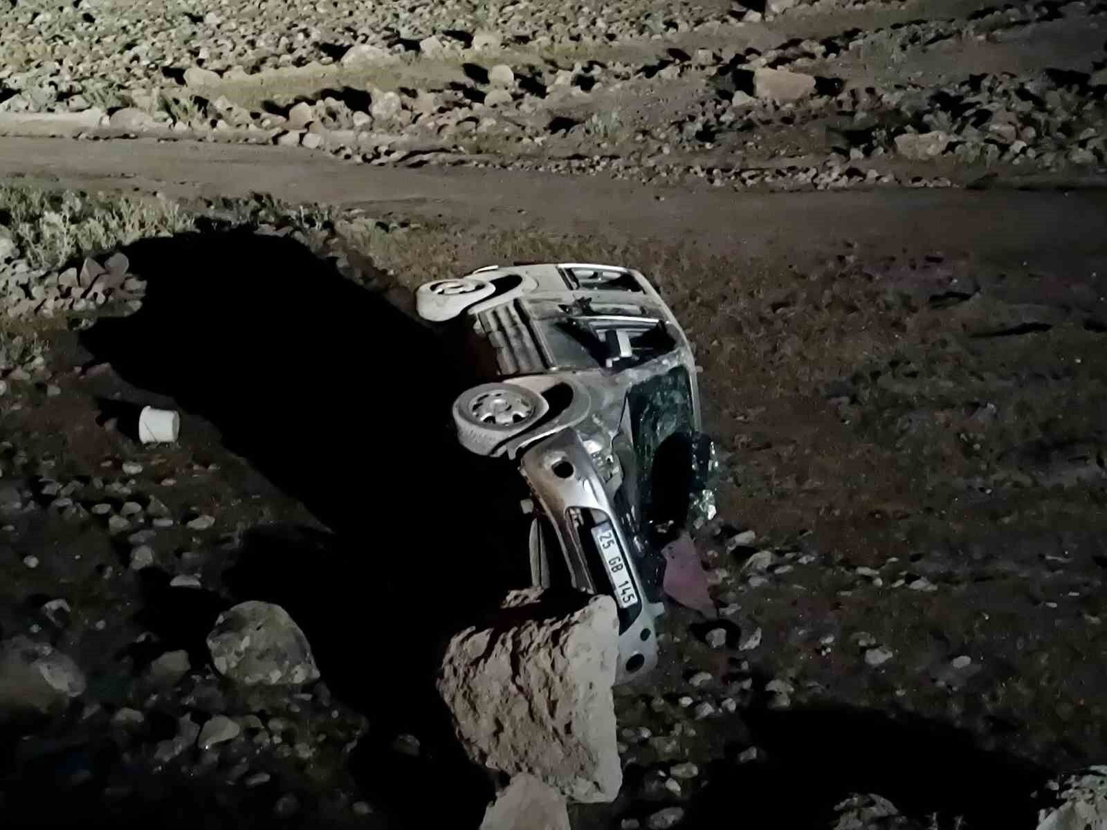 Tunceli’de araç şarampole yuvarlandı: 2 yaralı