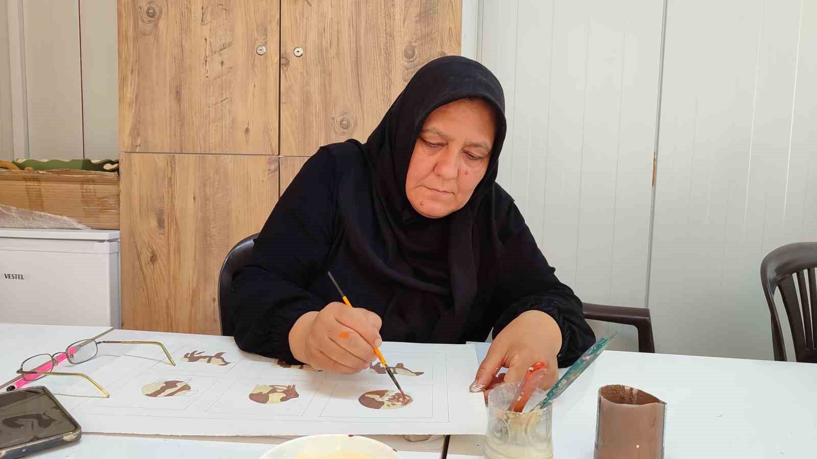 Okulu bırakan oğlunu motive etmek için 5 çocuklu anne üniversite okumaya başladı