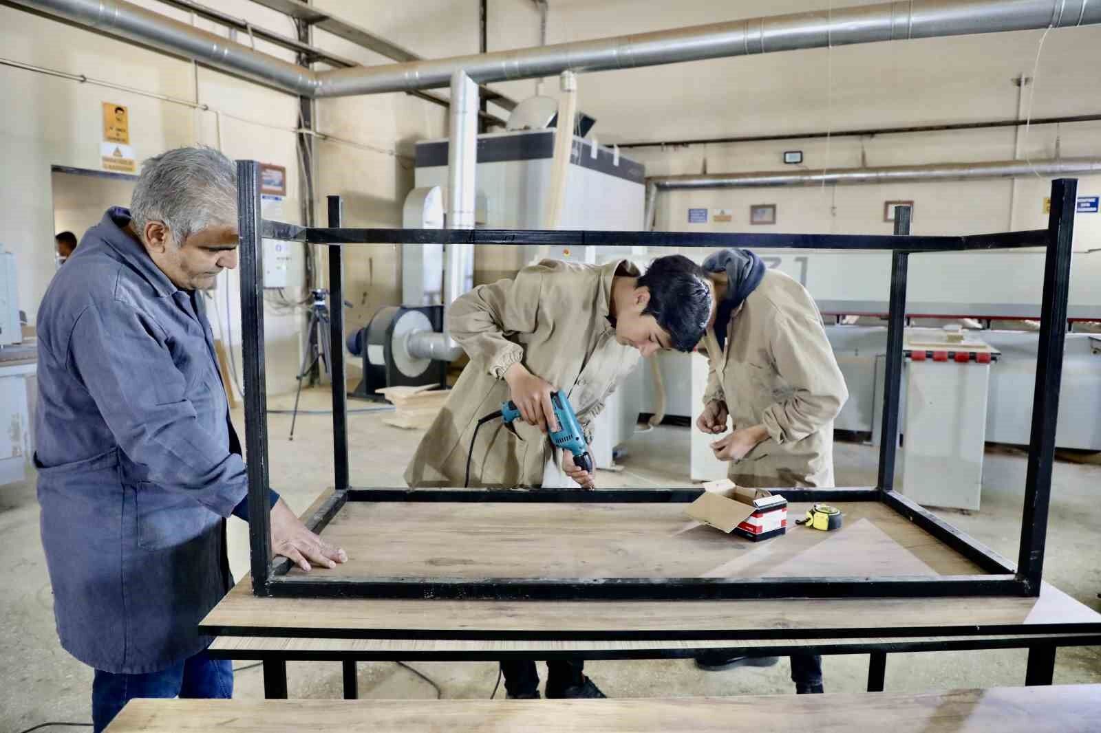 Ağrı’da fabrikaya dönüşen meslek liseleri, 38 milyonluk ciroya ulaştı