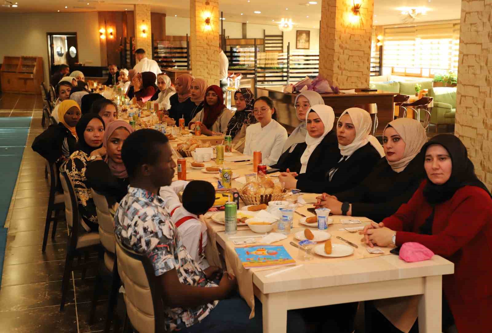 Uluslararası öğrenciler mezuniyet heyecanı yaşadı