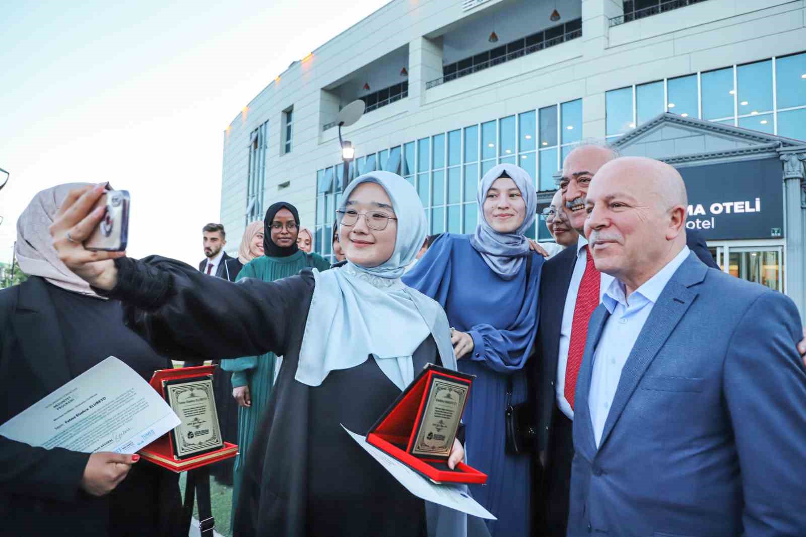 Uluslararası öğrenciler mezuniyet heyecanı yaşadı