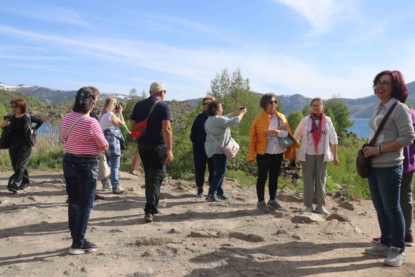 Nemrut Krater Gölü, yerli ve yabancı turistleri ağırlamaya başladı