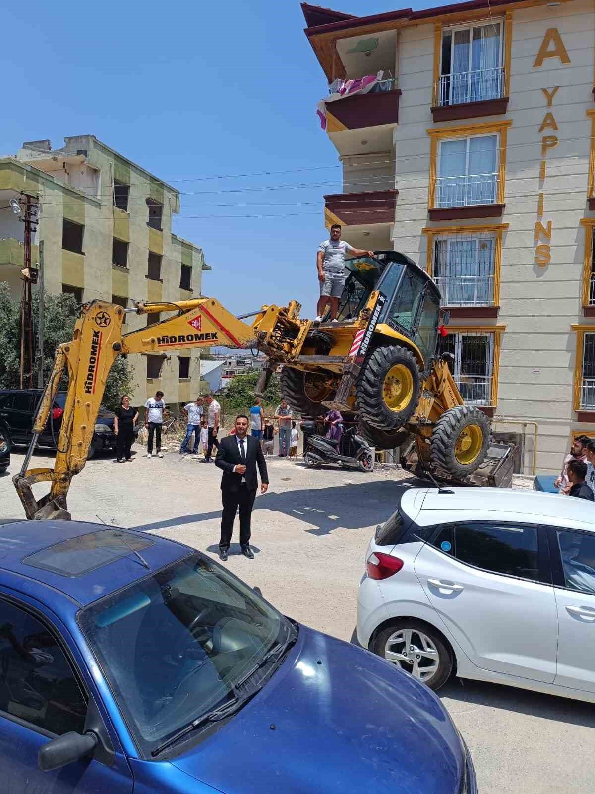 Operatör damat, gelin almaya kepçenin kovasında davulcularla gitti