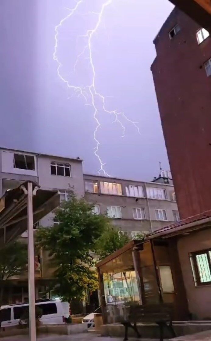 İstanbul’da gökyüzü kızıla boyandı, ortaya çıkan görüntü mest etti