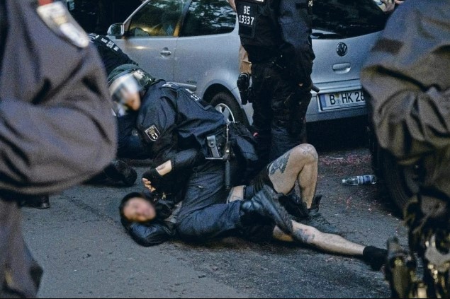 Almanya'da sokaklar alev alev! Göstericilerle polis çatıştı: Çok sayıda gözaltı var