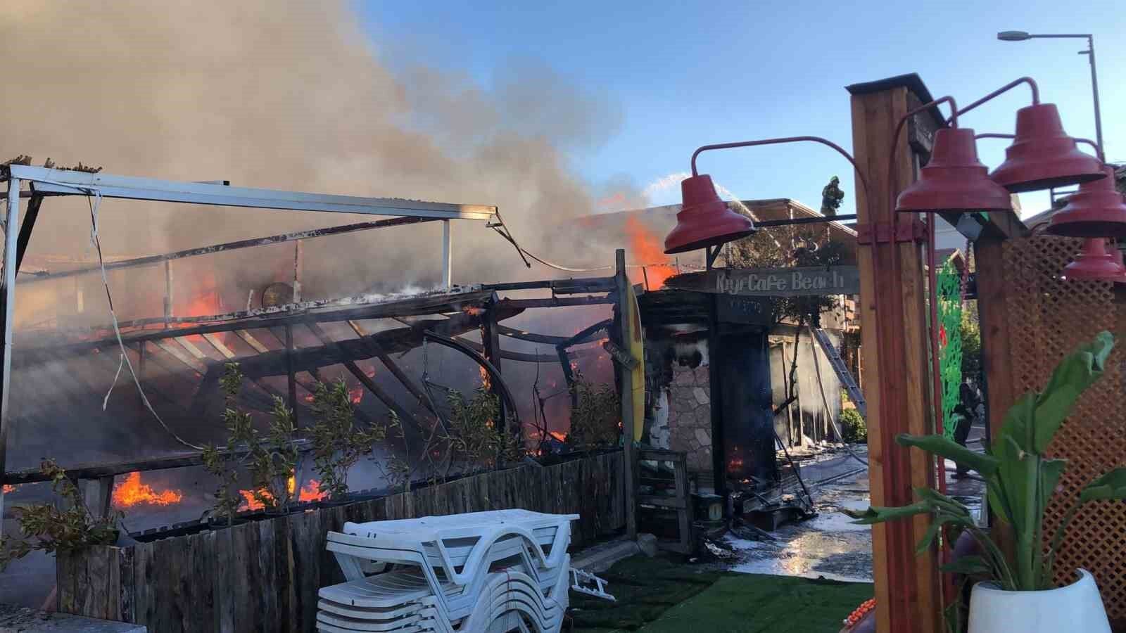 Turistik otel sabah saatlerinde alevlere teslim oldu