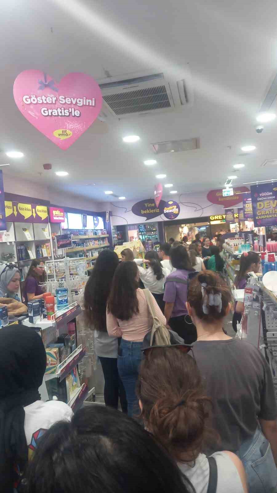 Mağazayı talan ettiler