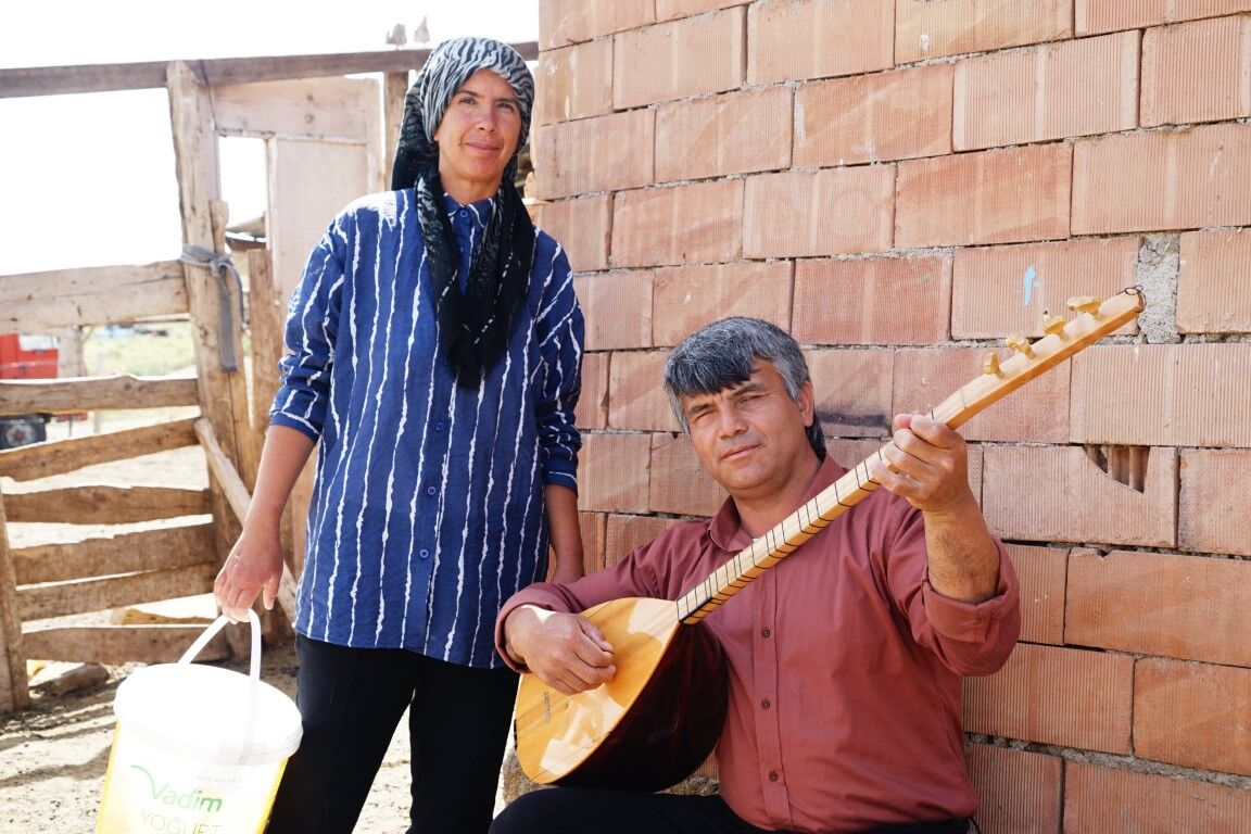 Görme engelli çiftin yaşam azmi: Hayvan otlatıp tarlada çalışıyorlar