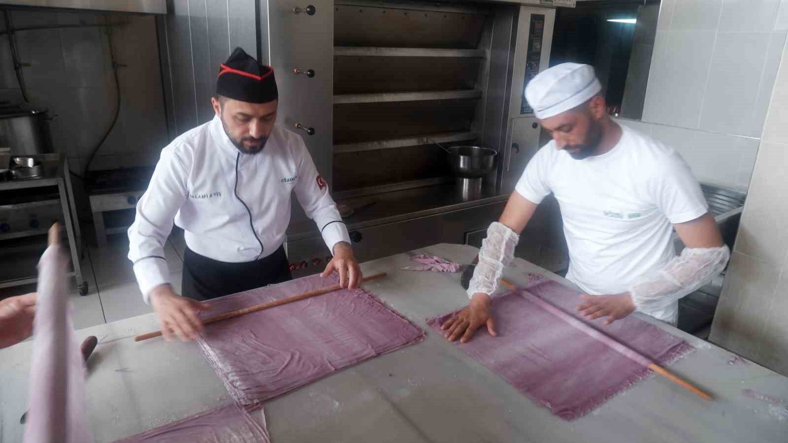 Erzurumlu ustadan mor baklava