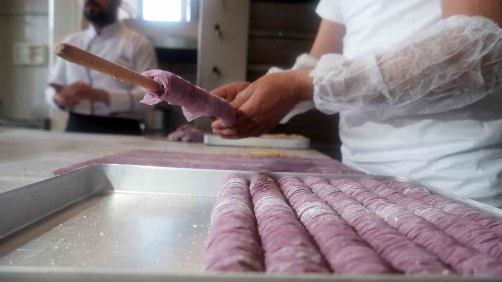 Erzurumlu ustadan mor baklava