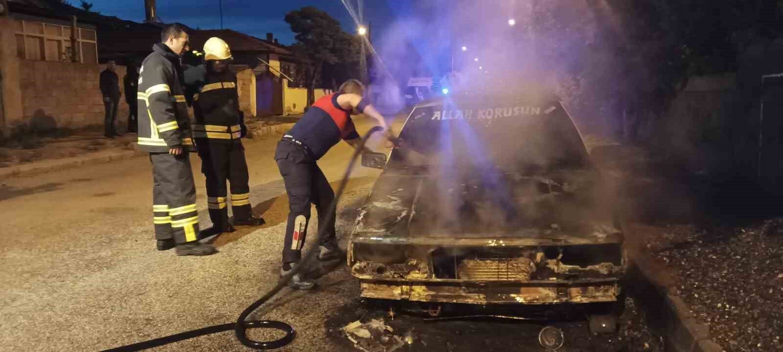 Park halindeki otomobil yanarak pert oldu