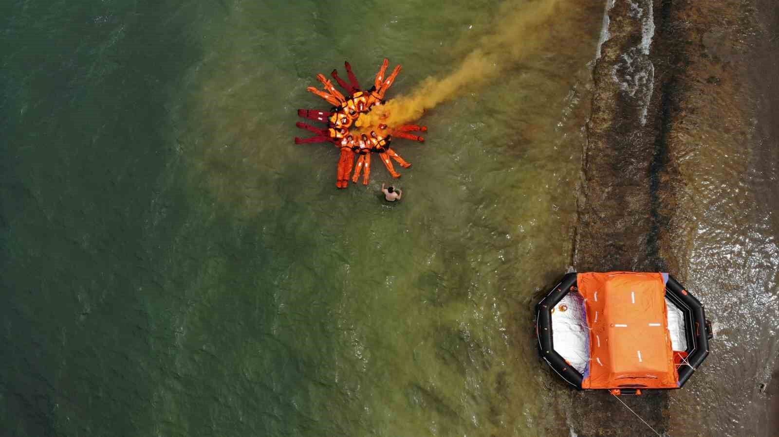 Tatvan’da öğrenciler denizde canlı kalabilme eğitimi gördü