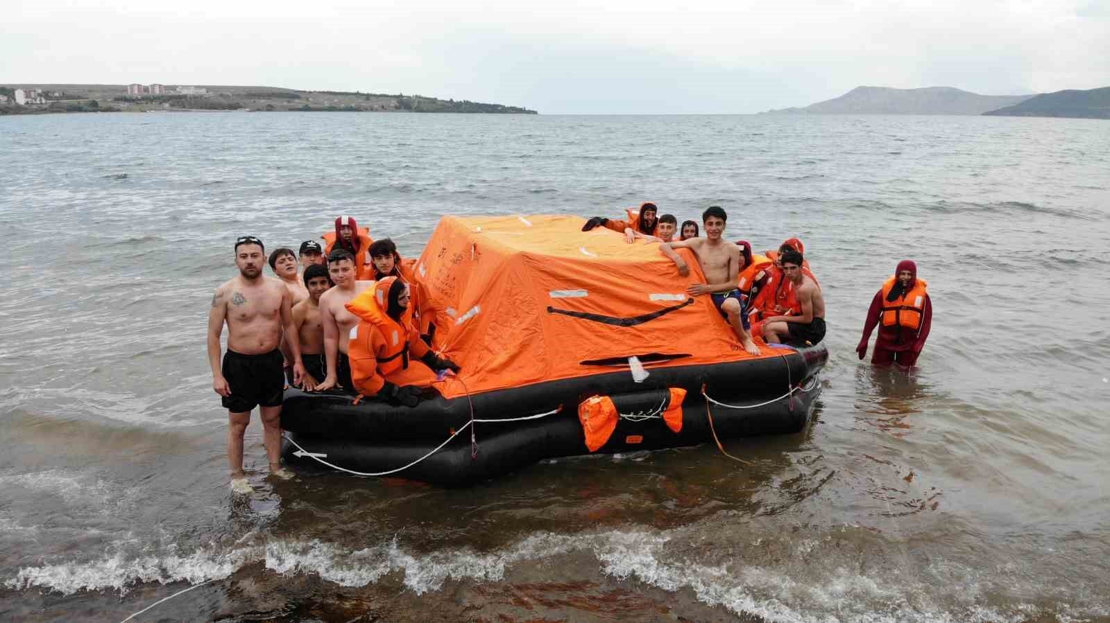 Tatvan’da öğrenciler denizde canlı kalabilme eğitimi gördü
