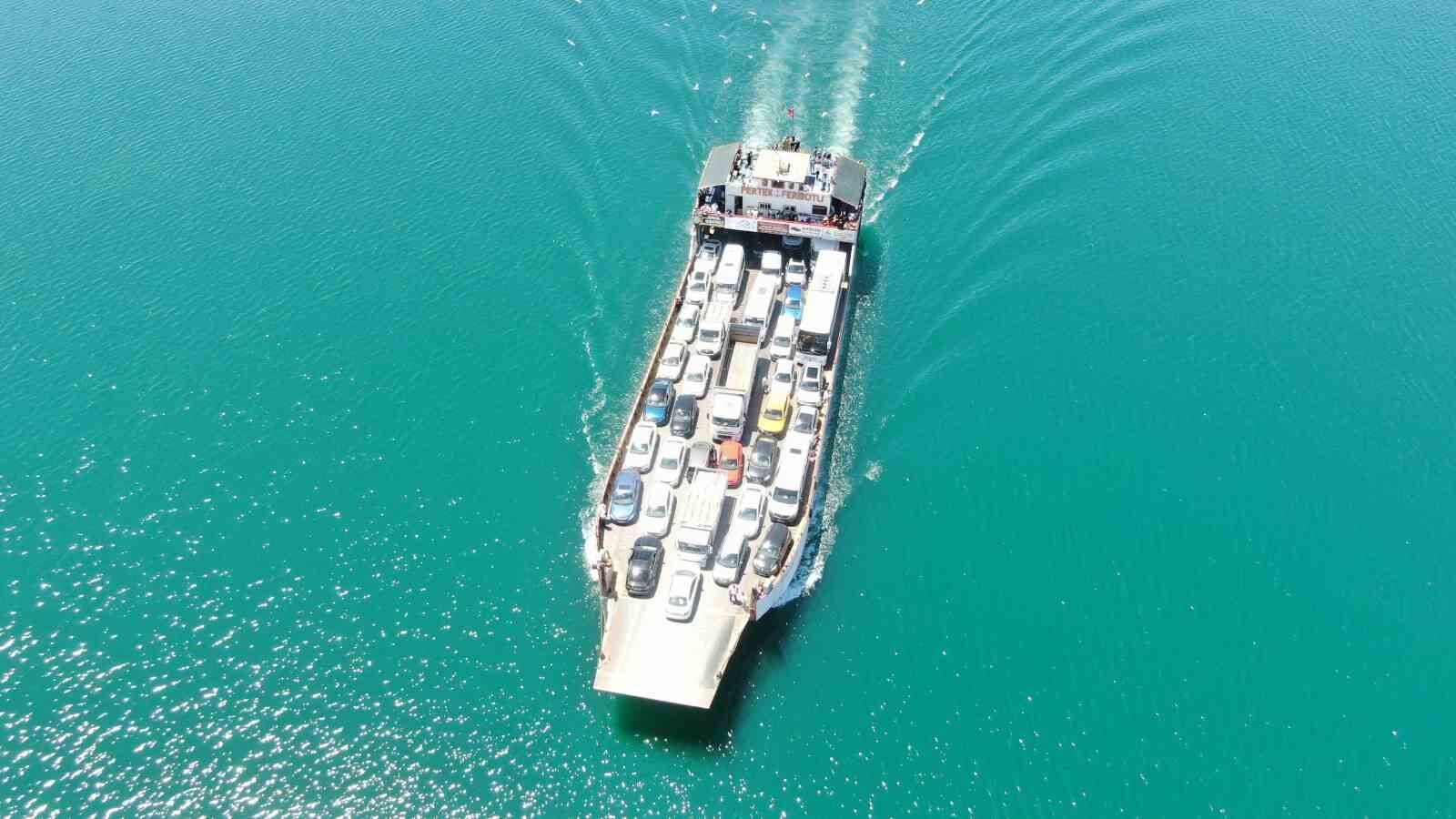 Elazığ-Pertek feribotlarında bayram hareketliliği