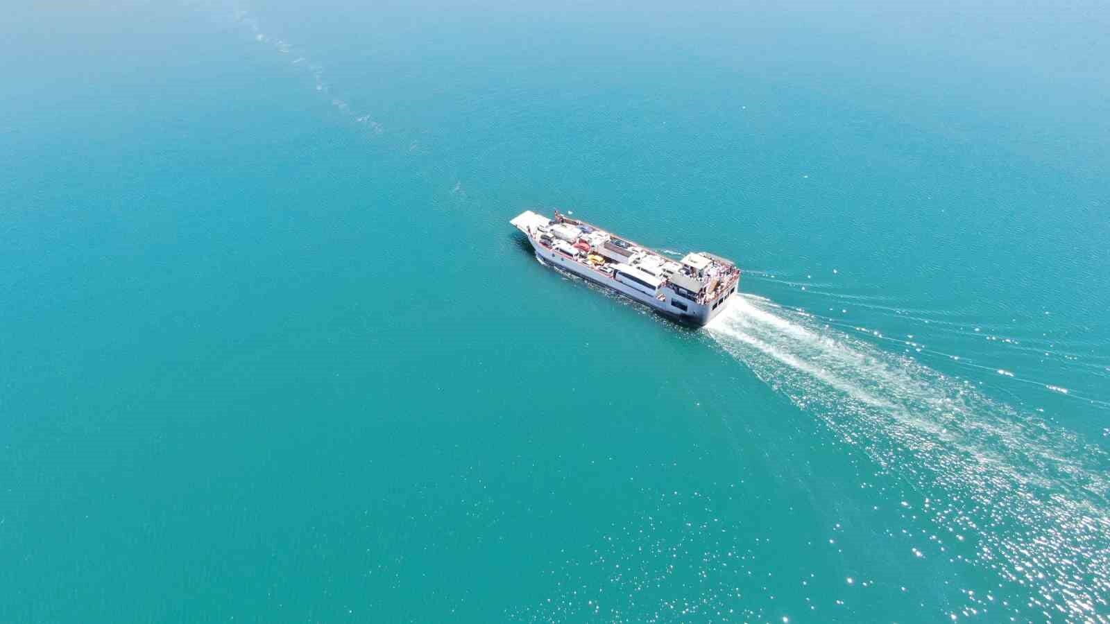 Elazığ-Pertek feribotlarında bayram hareketliliği