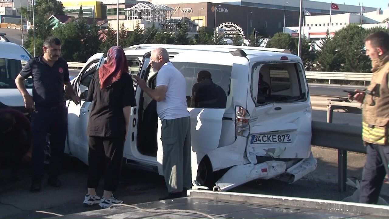 Sultanbeyli’de 3 araç birbirine girdi: 2 yaralı