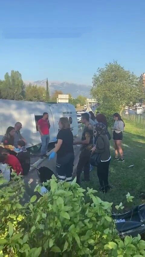 Servis aracı kaza yaptı: 1 ölü, 7 yaralı