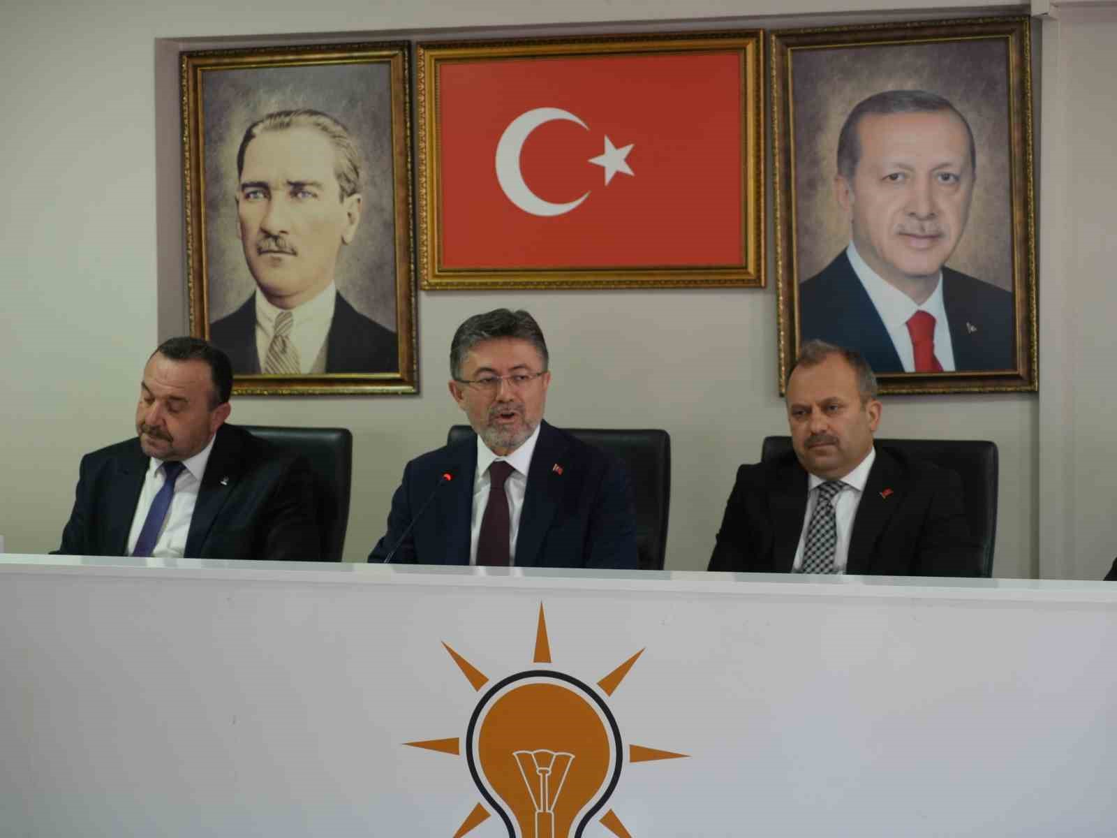 Bakan Yumaklı, AK Parti’de bayramlaşma programına katıldı