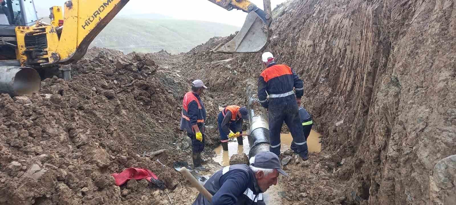 Hakkari’de 3 bin 500 rakımdaki su arızası giderildi