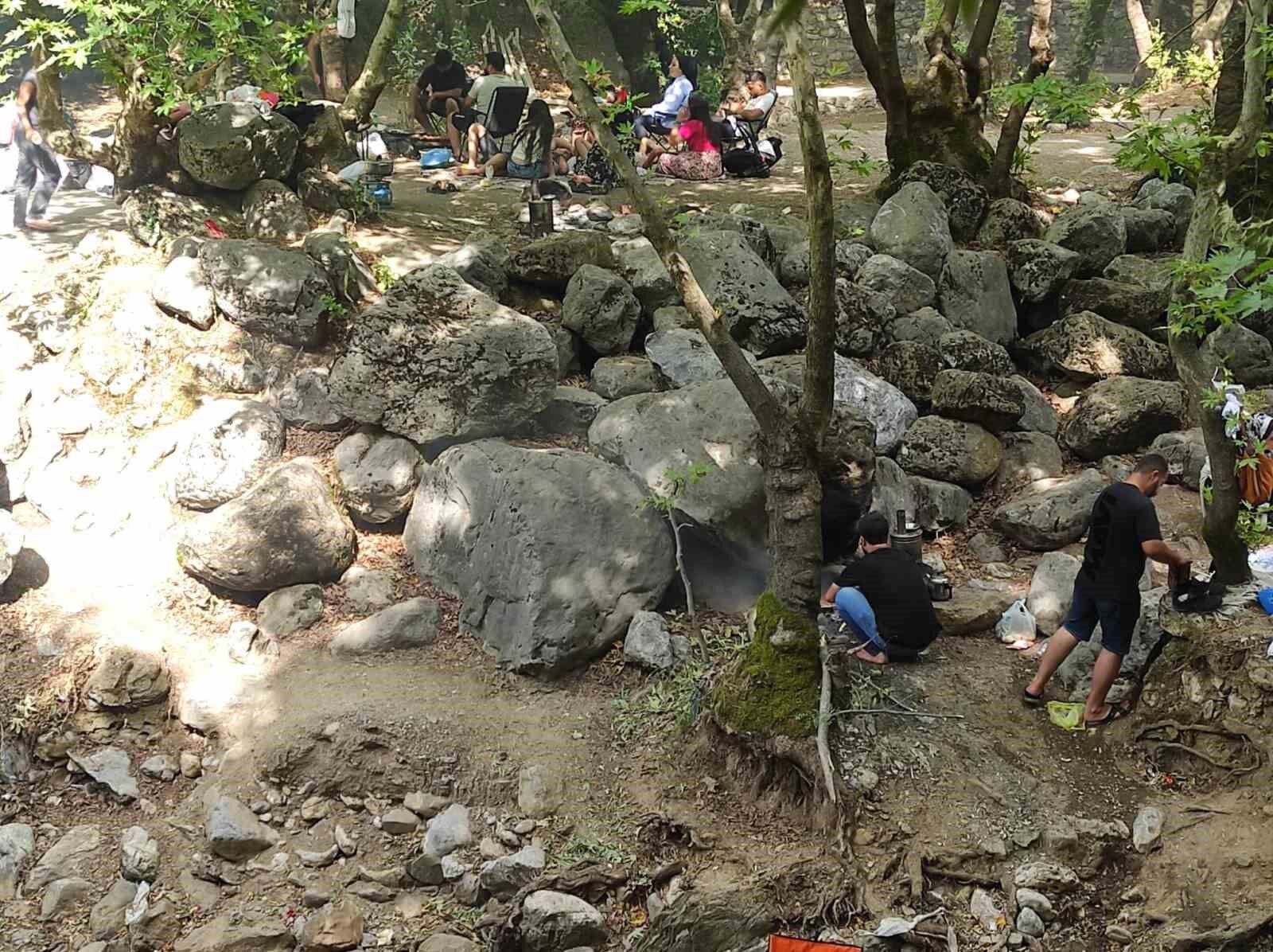 Sıcaktan kaçan piknikçiler yağmura yakalandı