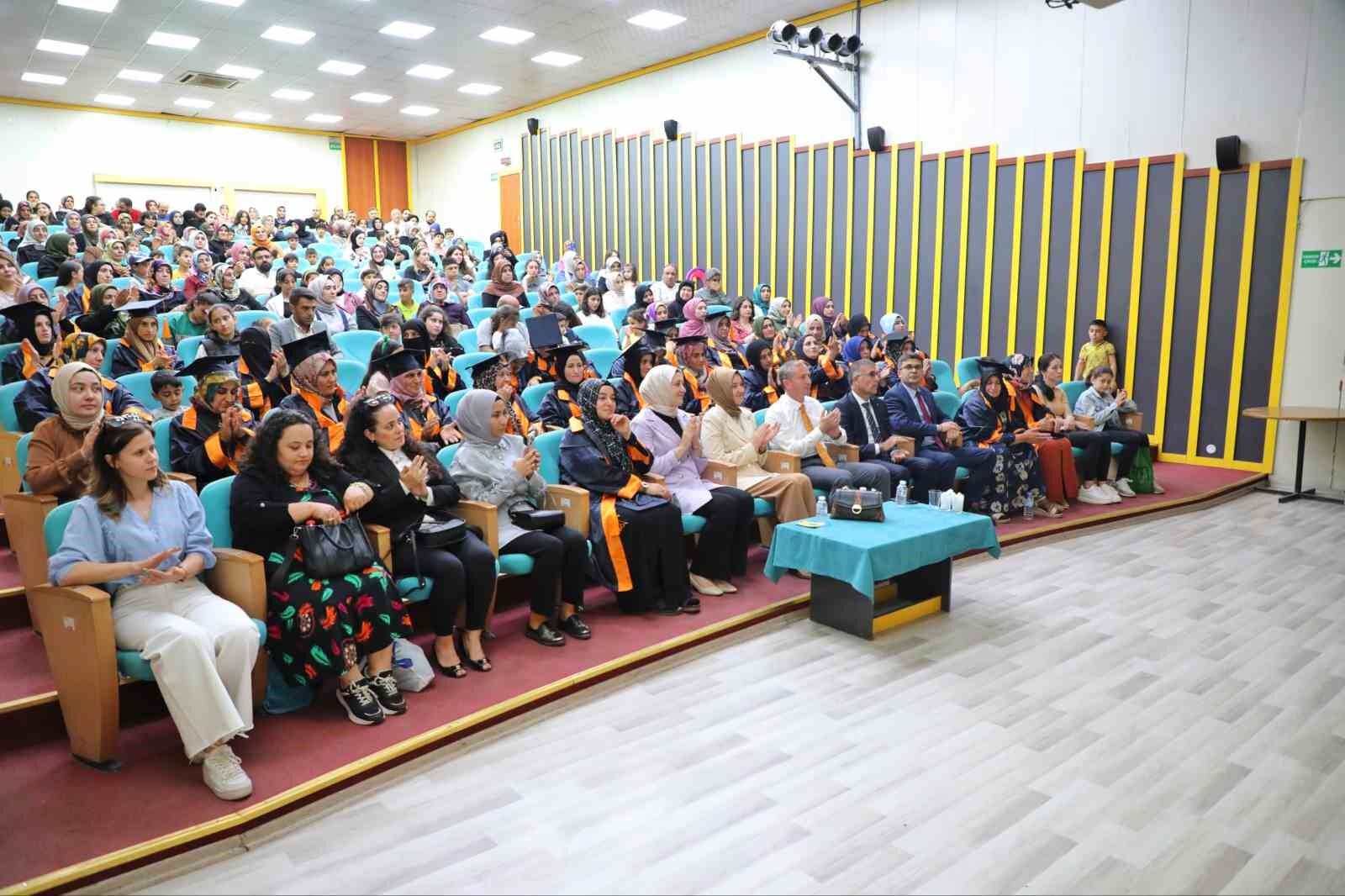 Ağrı’da anneler okuma yazmayı öğrendi, mezuniyet töreniyle kutlandı