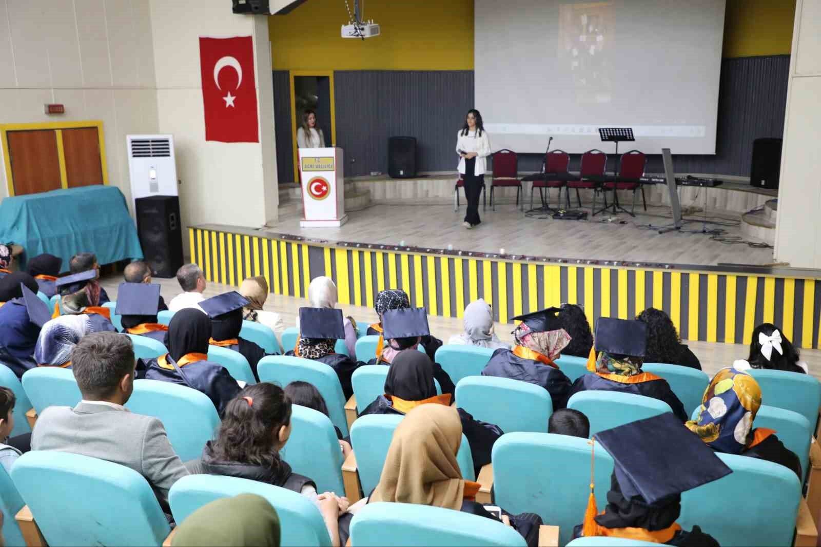 Ağrı’da anneler okuma yazmayı öğrendi, mezuniyet töreniyle kutlandı
