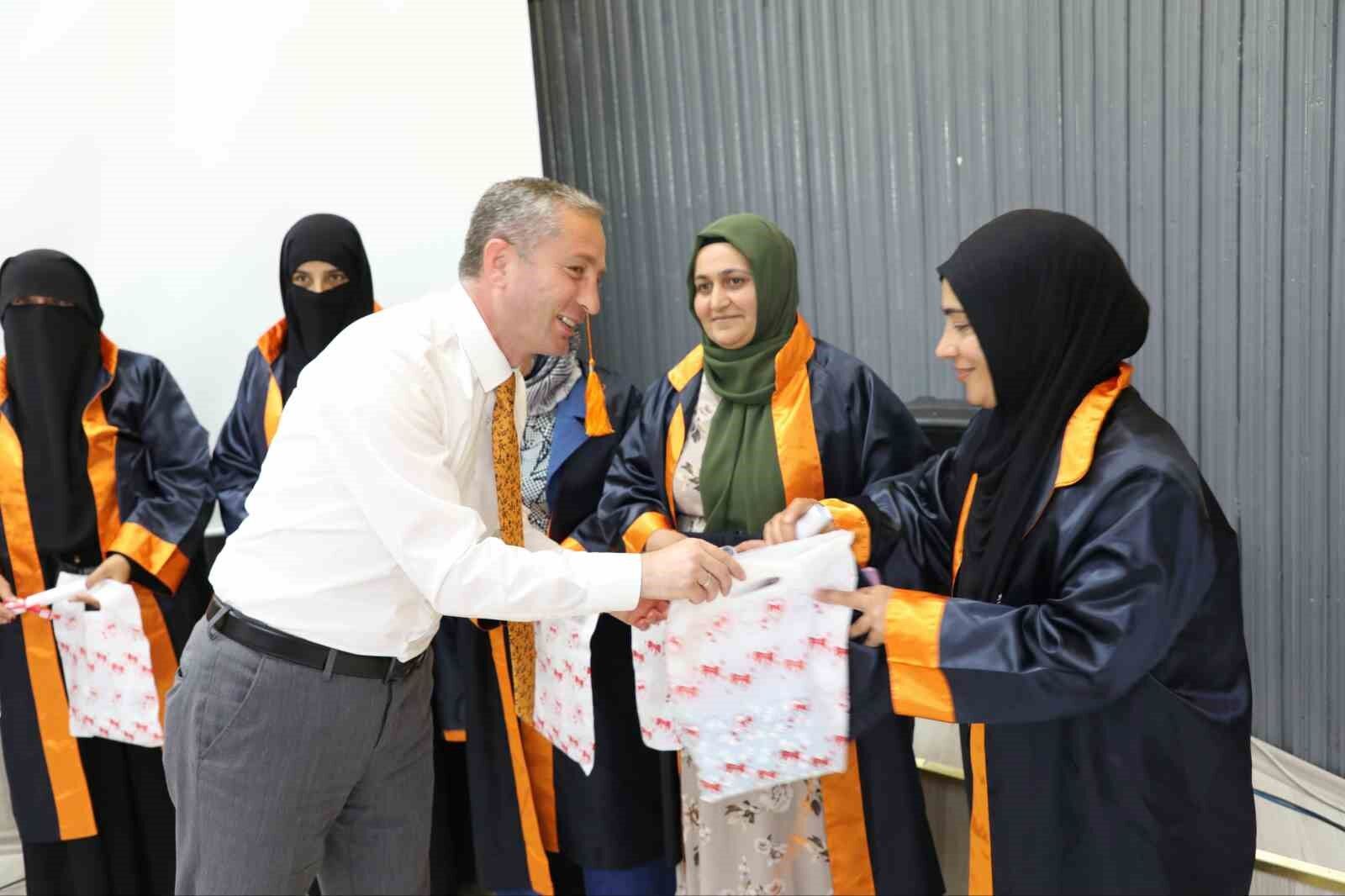 Ağrı’da anneler okuma yazmayı öğrendi, mezuniyet töreniyle kutlandı
