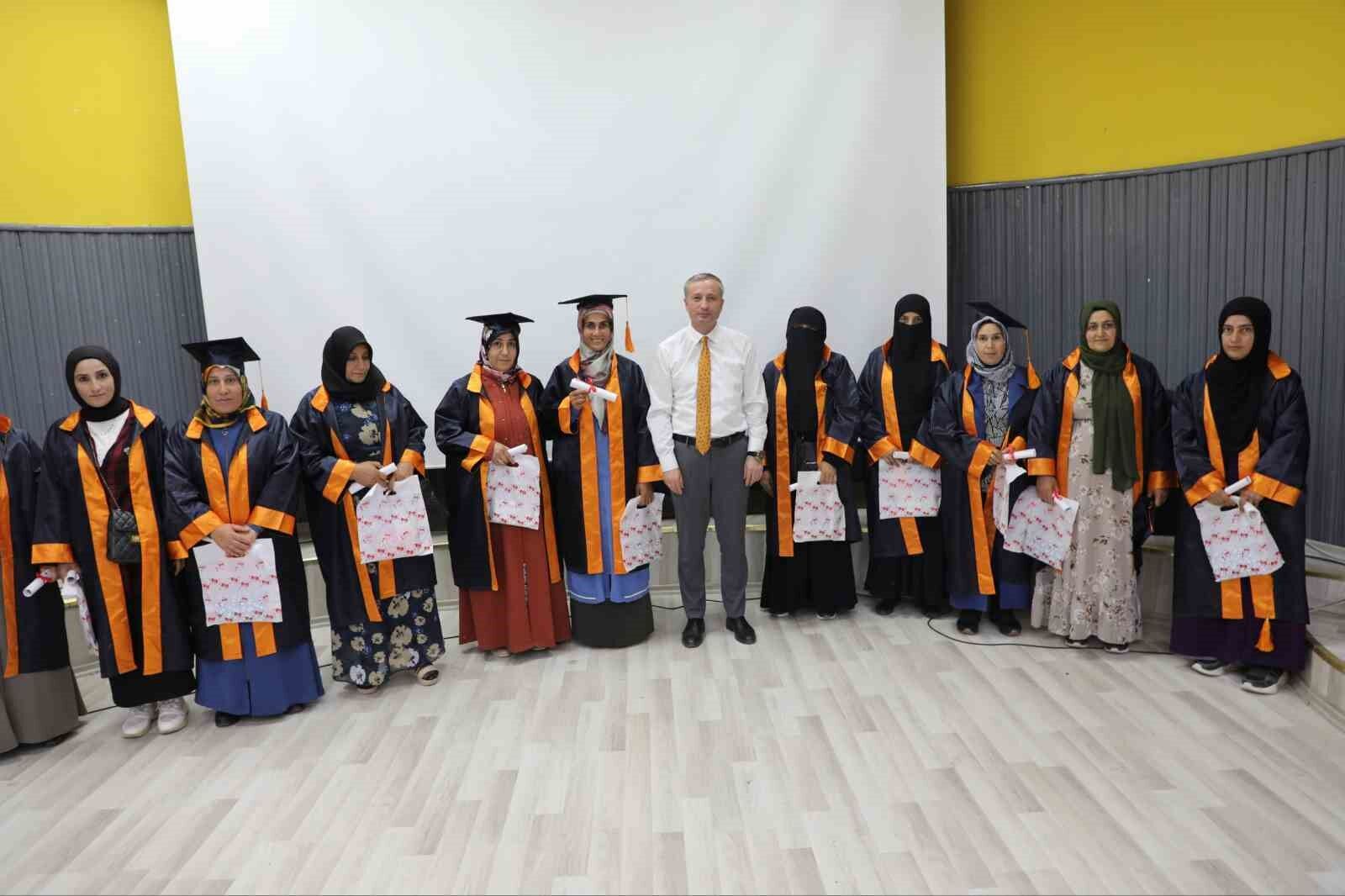 Ağrı’da anneler okuma yazmayı öğrendi, mezuniyet töreniyle kutlandı