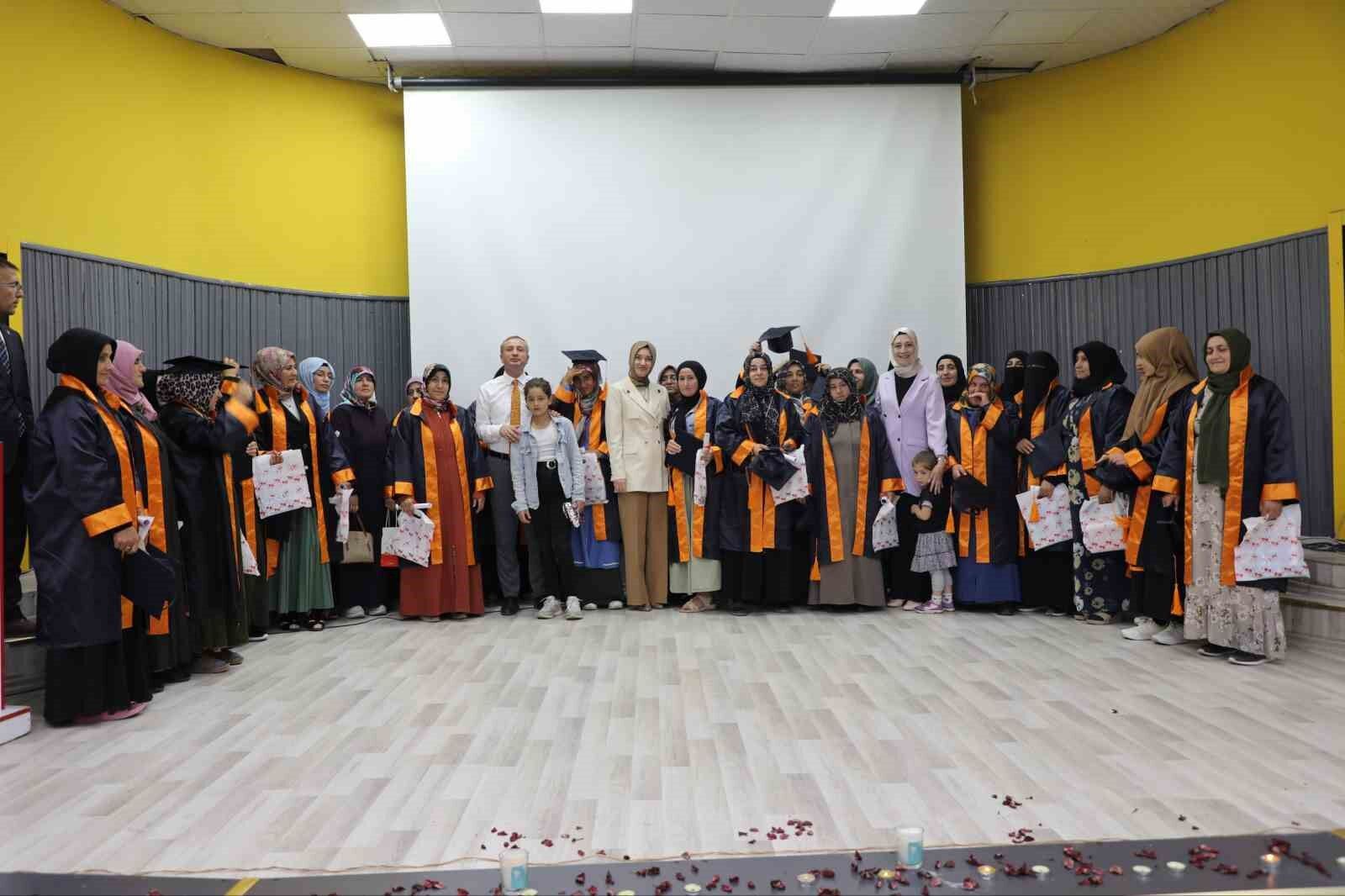 Ağrı’da anneler okuma yazmayı öğrendi, mezuniyet töreniyle kutlandı