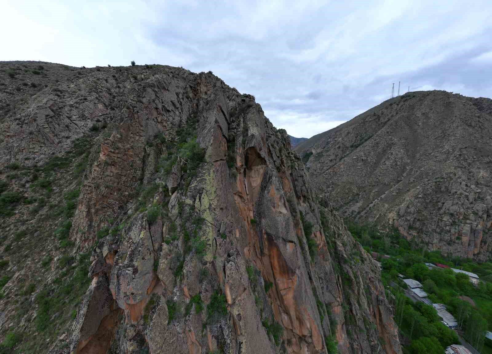 Kaya yüzeyindeki Atatürk silüeti görenleri şaşırtıyor