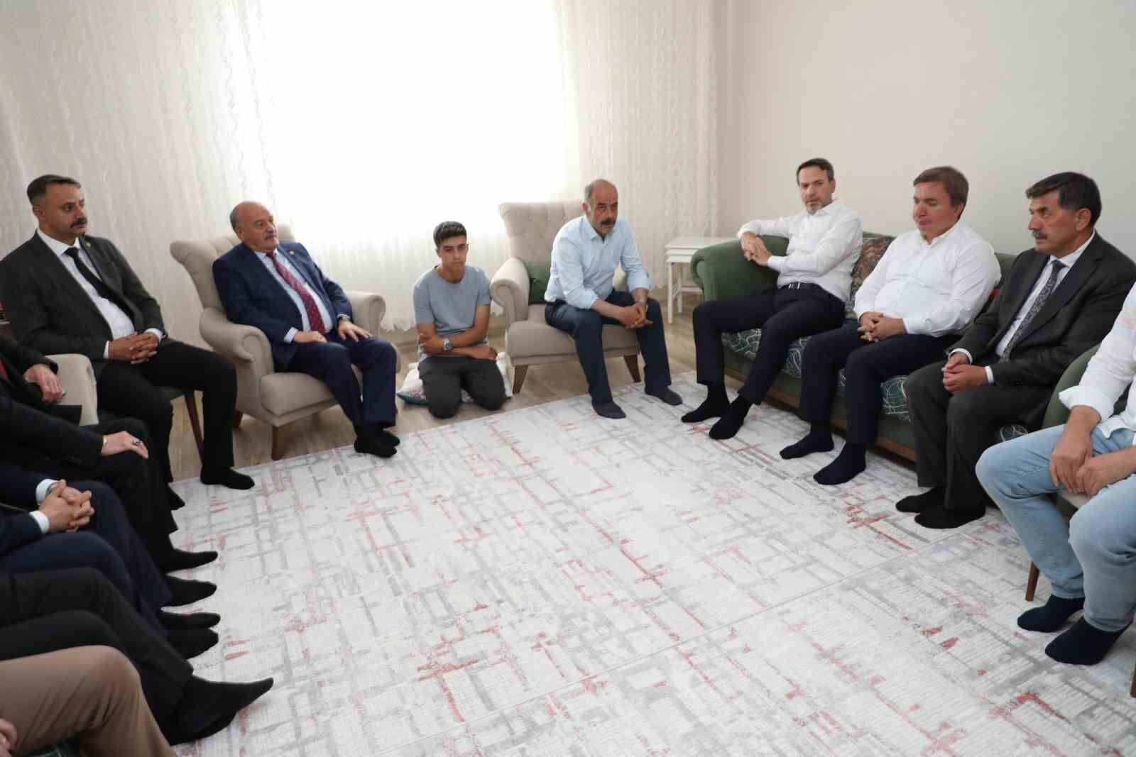 Bakan Bayraktar maden sahasında incelemede bulunarak acılı aileleri ziyaret etti