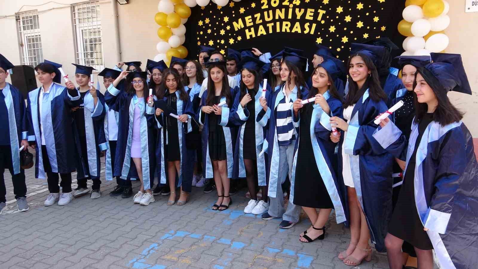Ortaokul öğrencilerinin mezuniyet sevinci