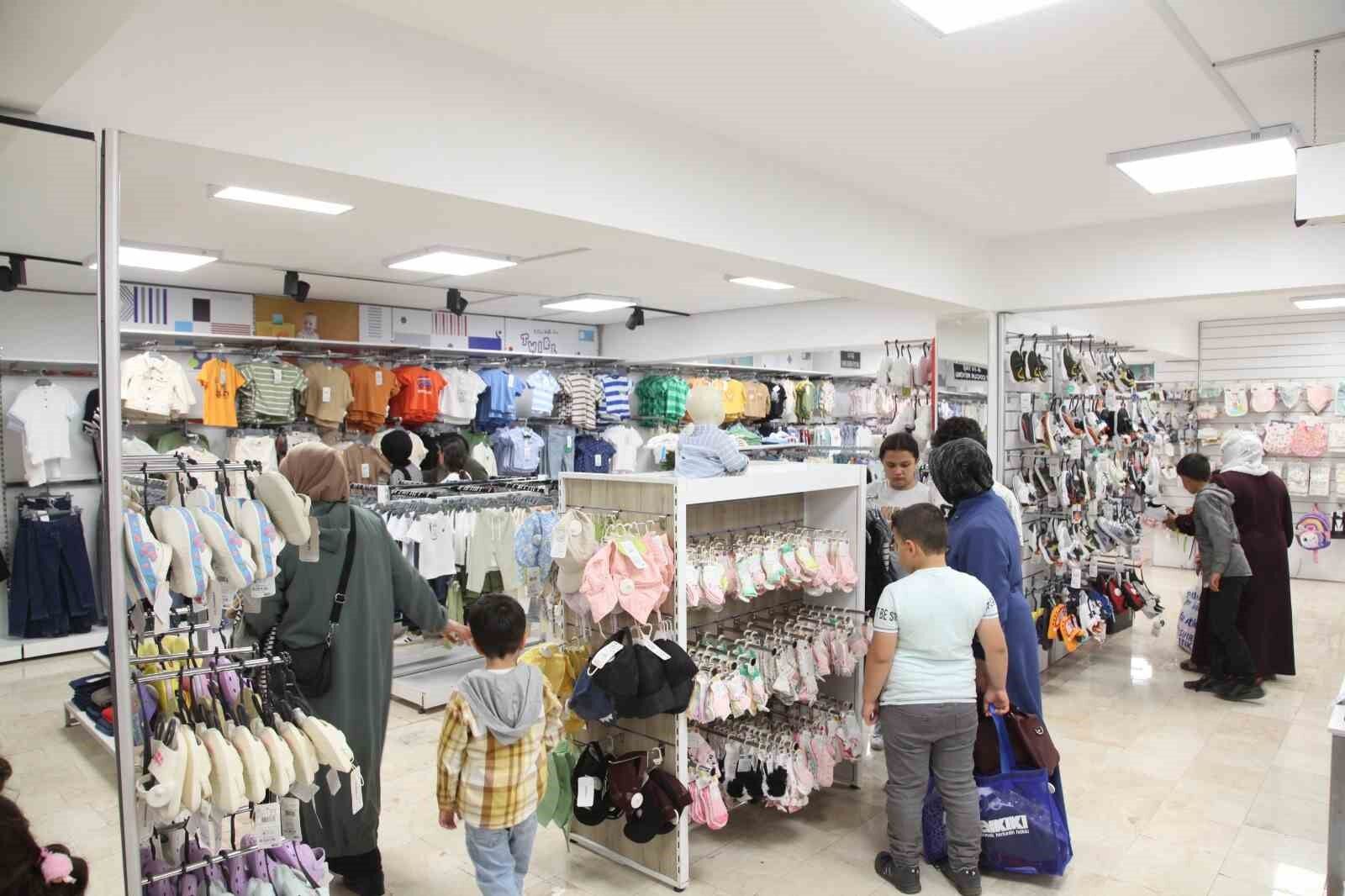 Ahlat’ta 220 yetim ve öksüz çocuk giydirildi