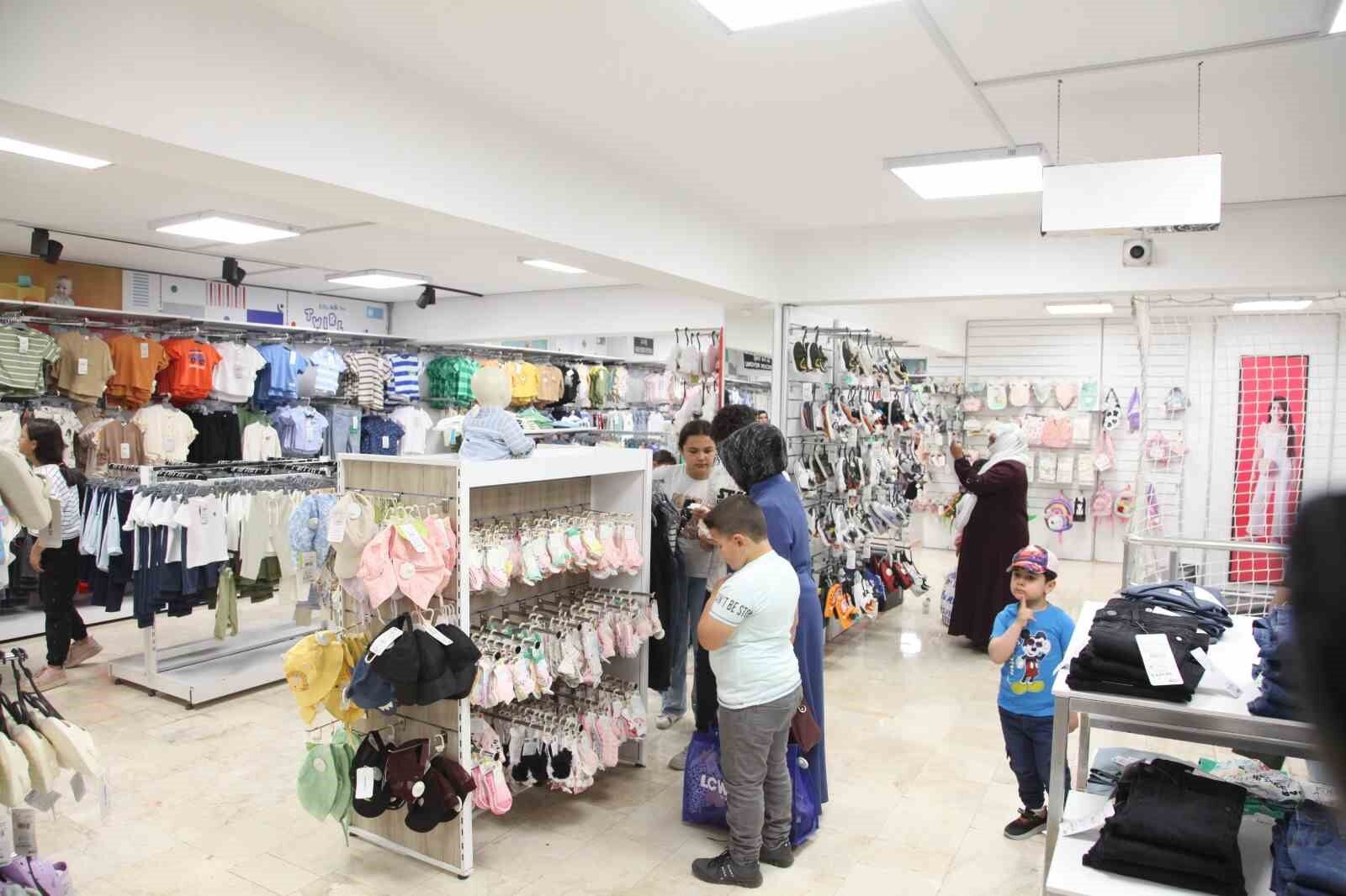 Ahlat’ta 220 yetim ve öksüz çocuk giydirildi