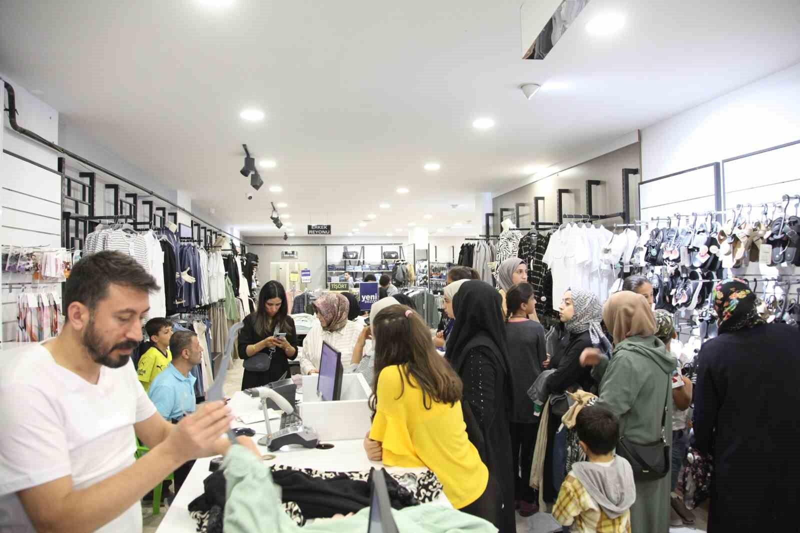 Ahlat’ta 220 yetim ve öksüz çocuk giydirildi