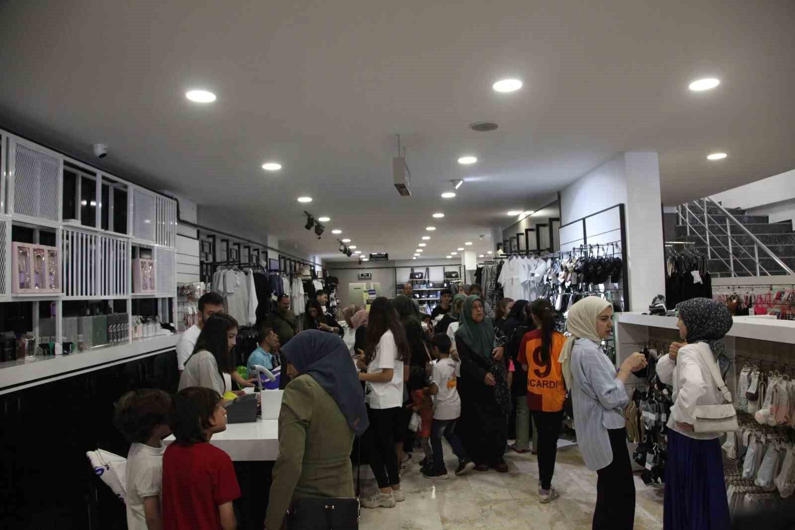 Ahlat’ta 220 yetim ve öksüz çocuk giydirildi