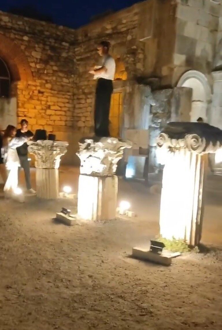 Efes’te tarihi kalıntıların üzerine çıkıp fotoğraf çekildiler