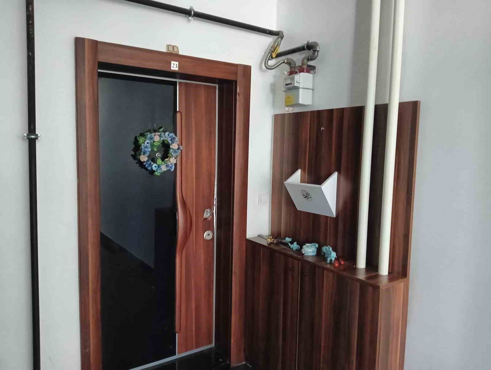 Dengesini kaybedip 7. kattan yere çakılan kadının düşme anı kamerada