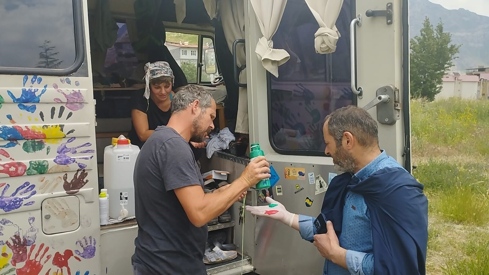 Alman turistler el izleriyle bağ kuruyor