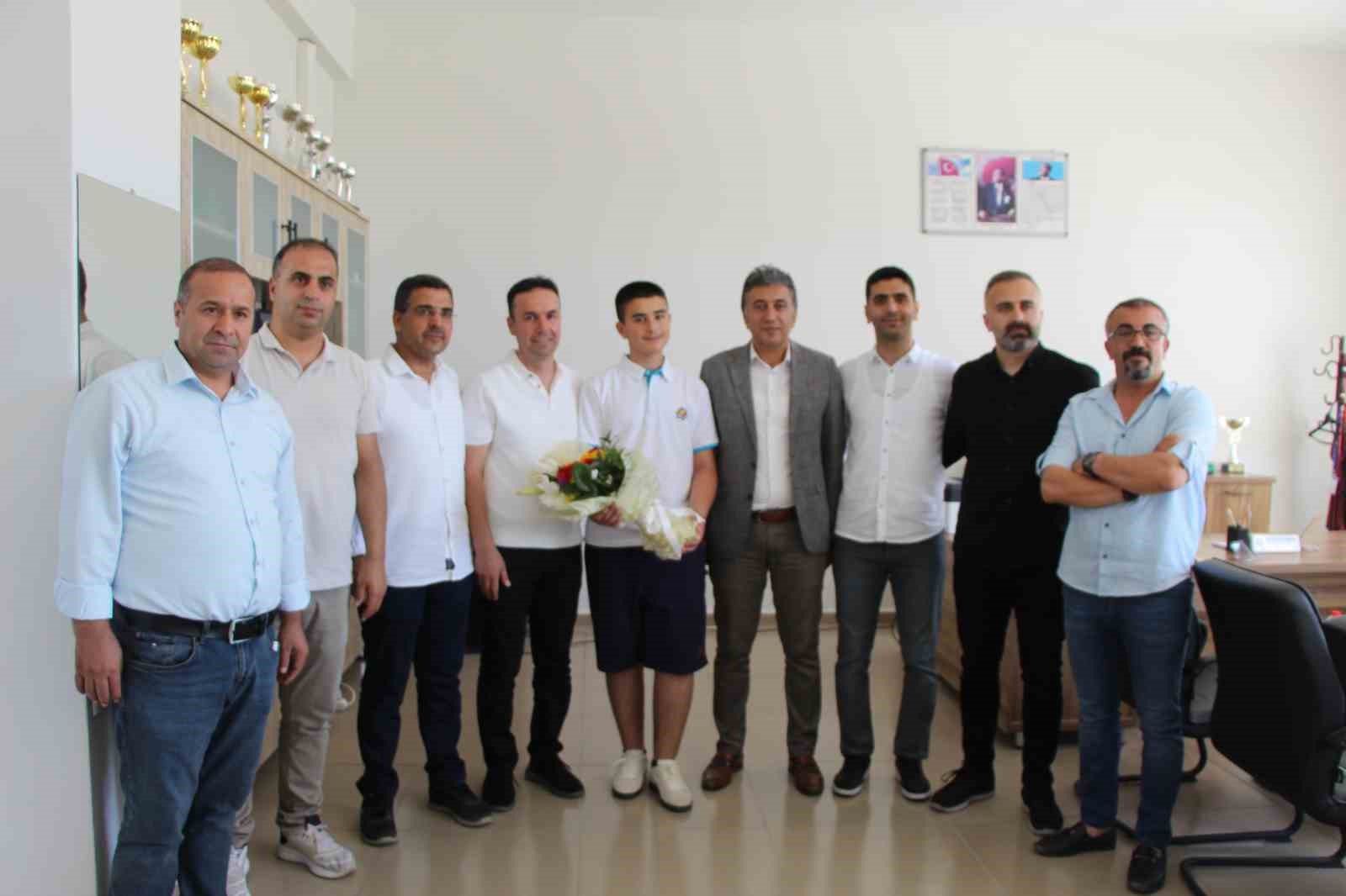 14 yaşındaki Yasir, günde 5 saat çalışarak LGS’den 500 tam puan aldı