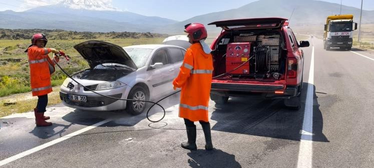 Iğdır-Doğubayazıt yolu üzerinde araçta çıkan yangın itfaiye ekipleri tarafından kontrol altına alındı