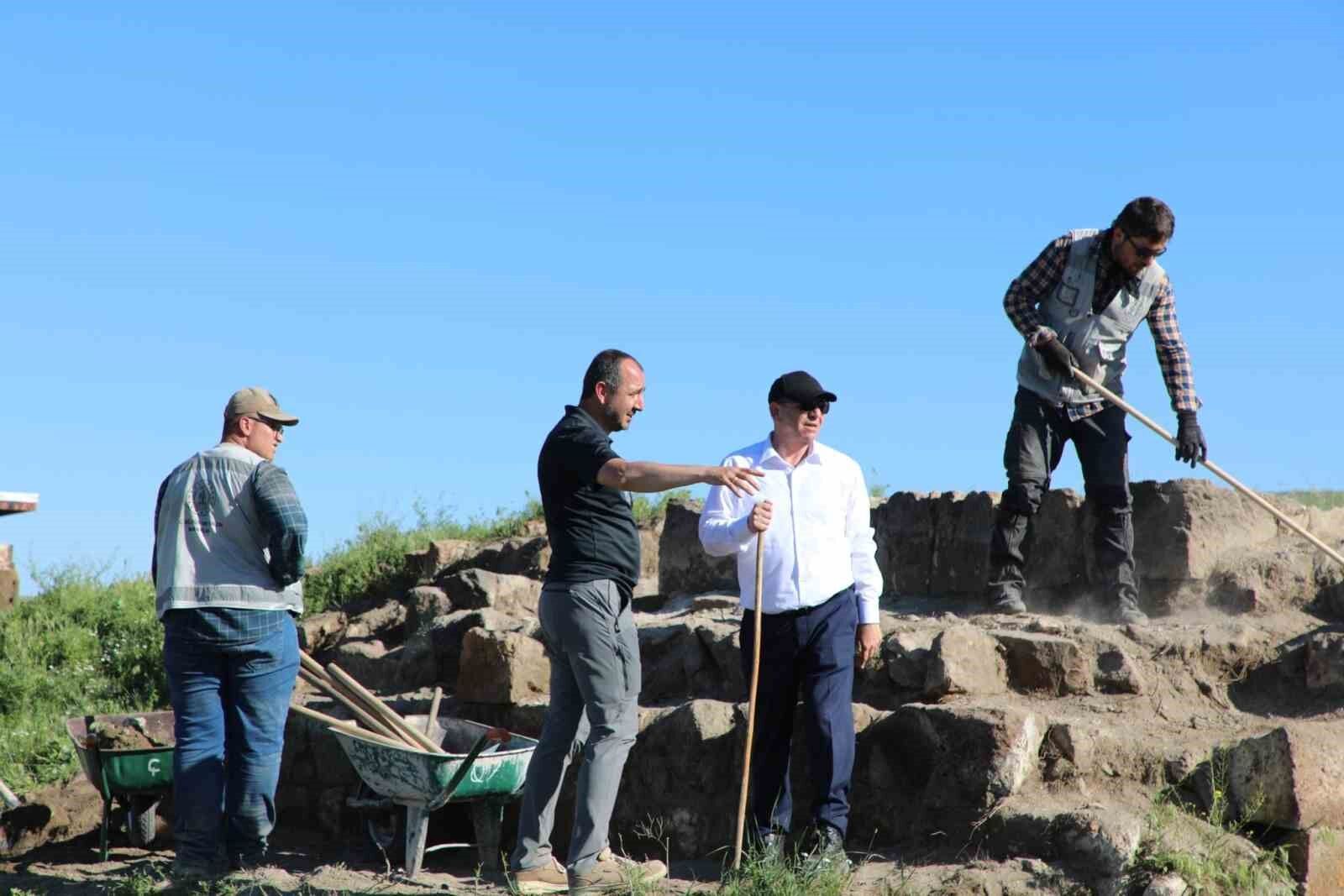 Kars Ani Ören Yeri’nde ilk kaya mescidi gün yüzüne çıkarıldı