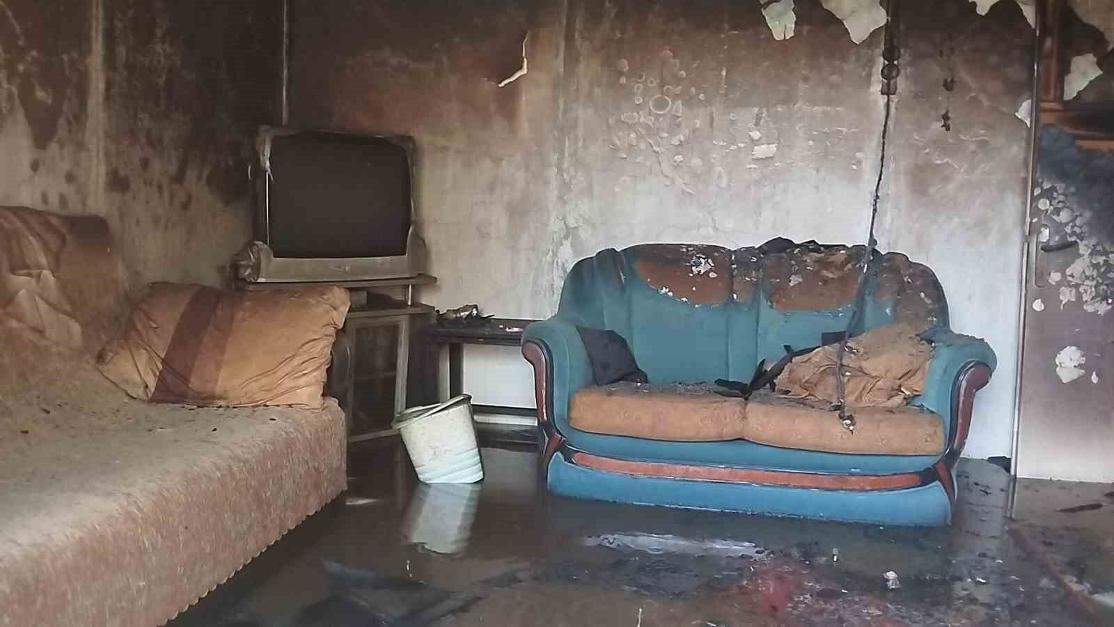 Yaşlı kadını yangından komşusu kurtardı